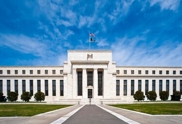 La Fed decide mantener sin cambios las tasas de interés entre el 5.25% y el 5.5%