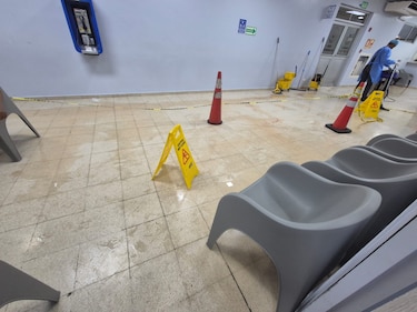 Rotura de tubería inunda urgencias del Complejo Arnulfo Arias; la atención continúa