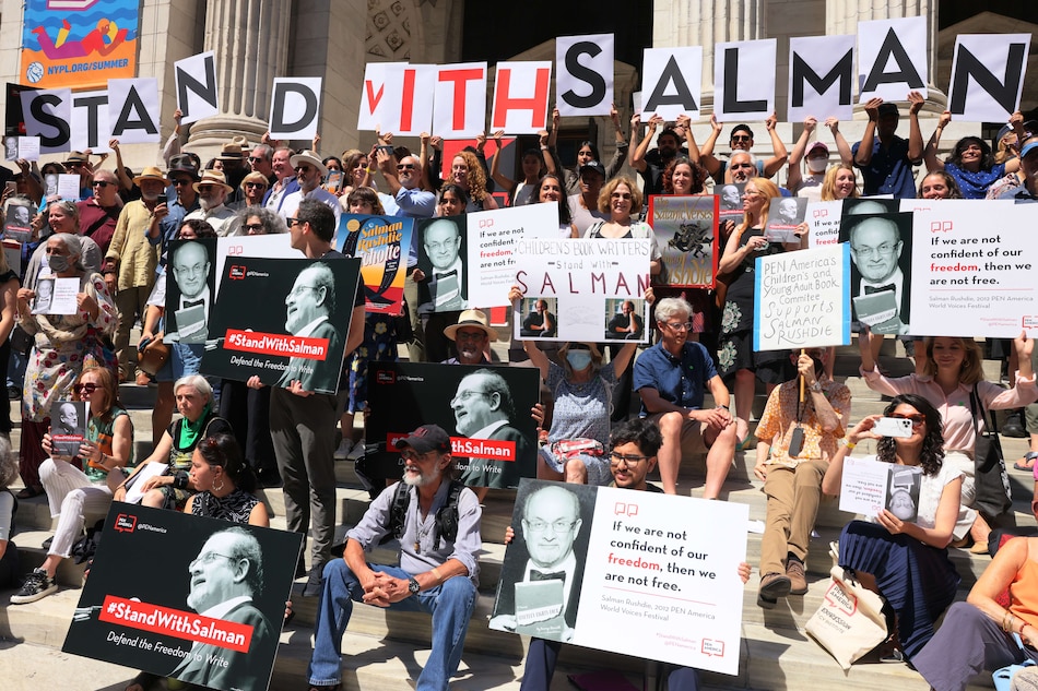 Figuras literarias respaldan a Rushdie