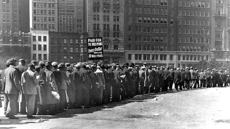 Sylvia Bloom, la secretaria que amasó millones copiando en secreto las inversiones de los abogados para los cuales trabajaba