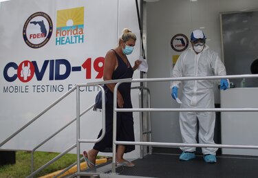 Piden donantes de plasma en Florida cuando escasean tratamientos para la Covid-19 y se saturan hospitales; se registran 10,347 nuevos casos