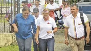 Primera dama conoce prioridades comarcales
