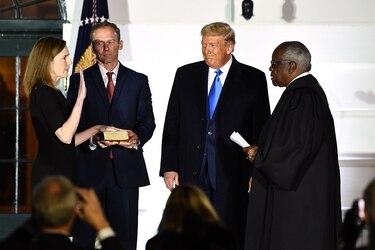 Trump logra victoria con confirmación en el Senado de jueza para la Corte Suprema