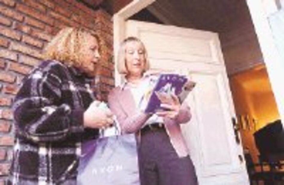 Avon baja pronóstico de ganancias por ventas