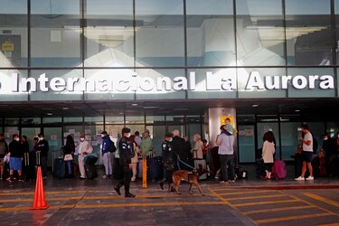 Detienen a pasajero de avión en Guatemala que amenazó falsamente con bomba