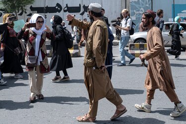Talibanes disparan al aire para dispersar una manifestación de mujeres en Kabul