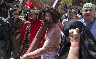 Miles de cristianos abarrotan Jerusalén para rememorar el calvario de Cristo