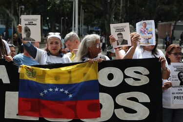 Familiares de detenidos tras comicios en Venezuela exigen ante Fiscalía más liberaciones
