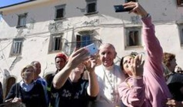 Papa visita región devastada por terremoto en Italia para orar por muertos y vivos