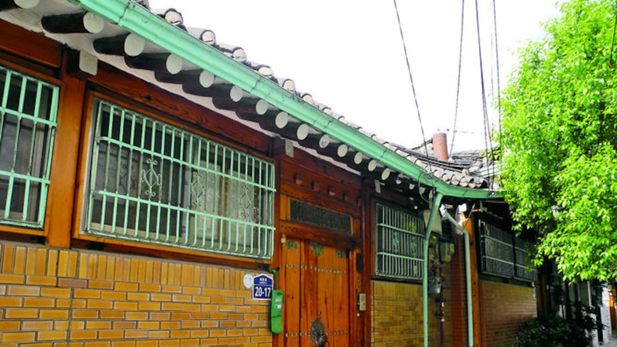 Las viviendas tradicionales permanecieron hasta finales de la dinastía Joseon en 1910. En las Villas de Buckchon aún se pueden apreciar muchas.