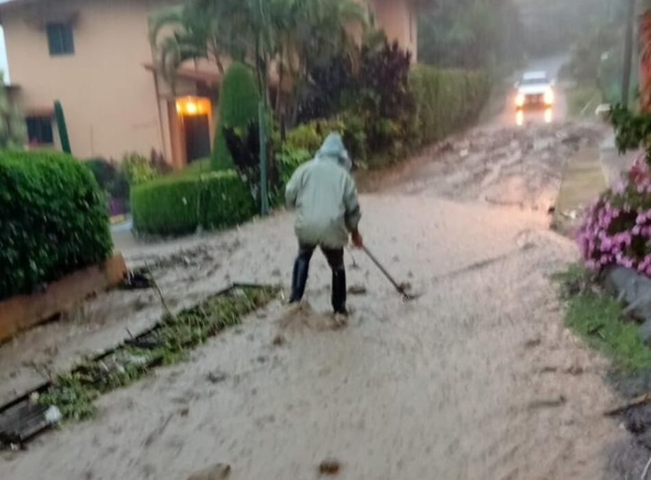 Fuertes lluvias provocan desbordamiento de quebradas y afectaciones en Boquete; suspenden clases