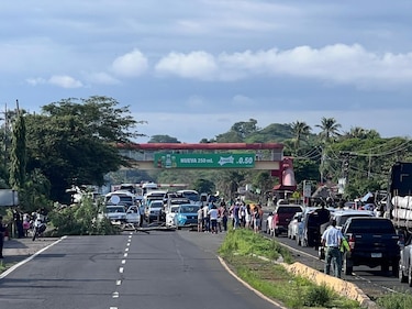 Policía despeja la vía Interamericana en Sajalices, Chame