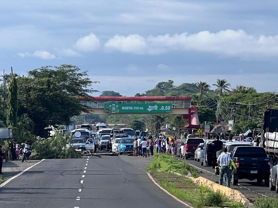 Policía despeja la vía Interamericana en Sajalices, Chame