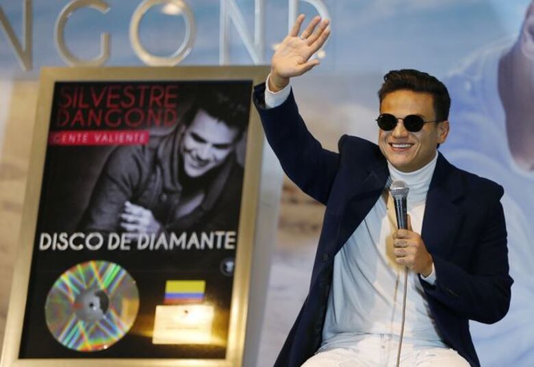 Silvestre Dangond recibe discos de diamante