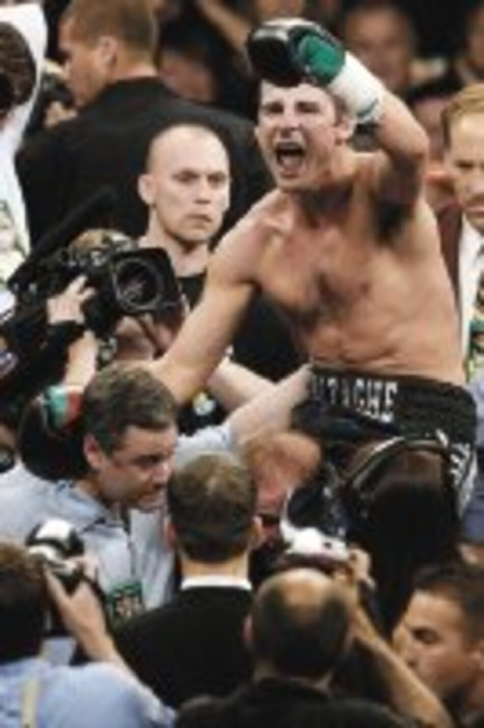 Calzaghe vence a Hopkins
