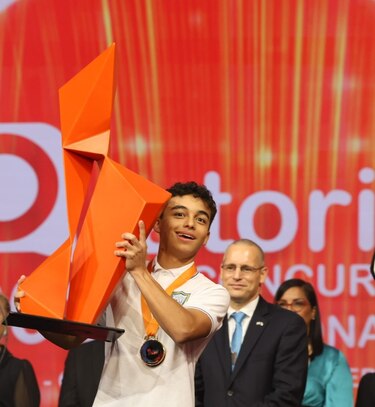 El estudiante Daniel Domínguez, del Instituto Episcopal San Cristóbal, se impone en el Concurso de Oratoria 2023