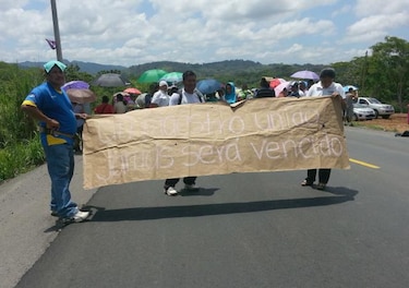 Educadores cierran la Interamericana en San Félix