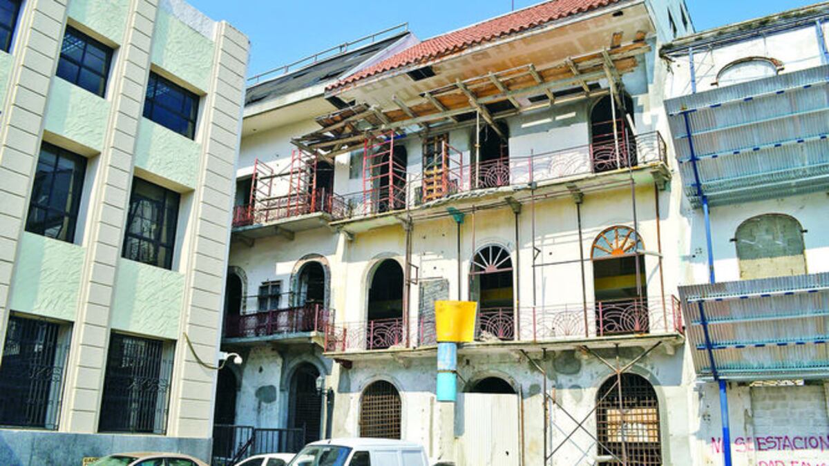 Las obras continuaron de manera intermitente, incluso los apartamentos fueron puestos en venta.