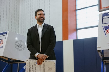 Quién es Zohran Mamdani, el socialista que desafió al establishment y ganó la alcaldía de Nueva York