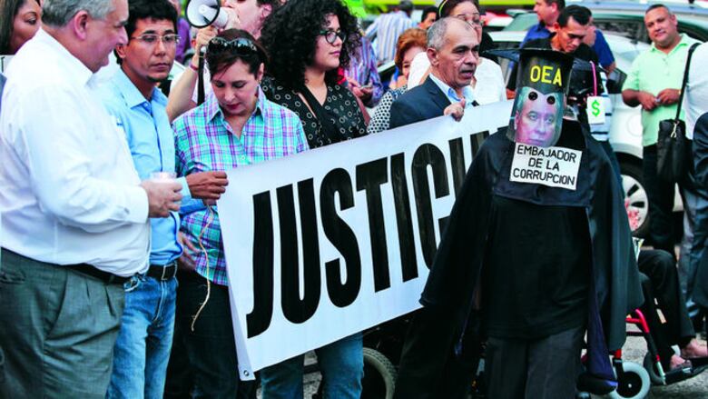 Almagro responde con esquivas