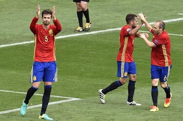 España debuta con agónico triunfo
