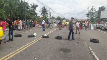 Tranque vehicular en Bocas del Toro debido al cierre de varias vías