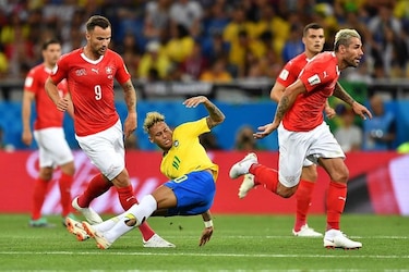 Van Basten: Neymar debe dejar de simular faltas