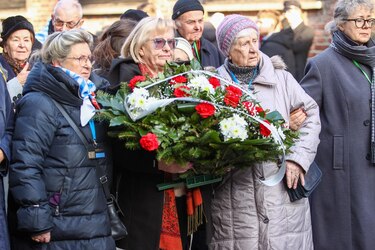 Supervivientes inician con velas y flores la 80ª conmemoración de Liberación de Auschwitz