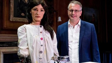 Oxford exhibe al 'primer robot artista' del mundo