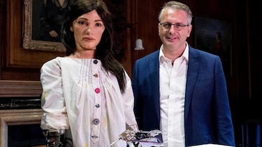 Oxford exhibe al 'primer robot artista' del mundo