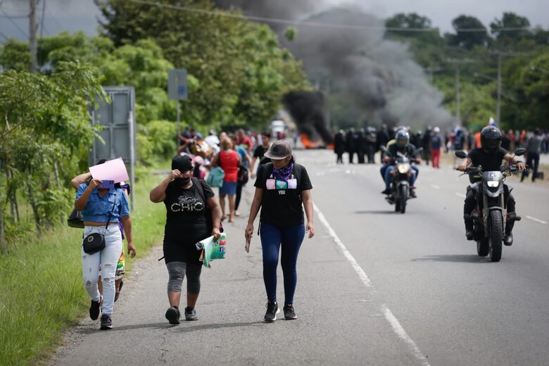 Enfrentamientos entre manifestantes y policías en Pacora, durante jornada de protestas por el nuevo contrato minero