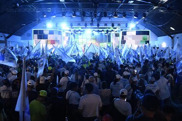 El balance de los cierres de campaña: discursos, música, hoteles y plazas públicas