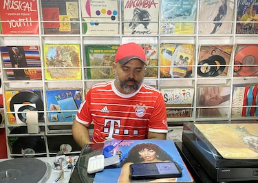 La tienda de discos más grande del Caribe sobrevive por la música colombiana y africana