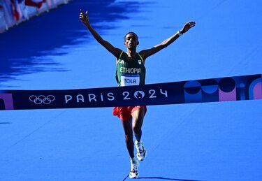 Tamirat Tola, nuevo rey del maratón olímpico tras la salida por dolencias de Kipchoge
