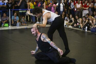 Pasajeros se conectan con la emoción de la danza moderna en el Metro de Panamá