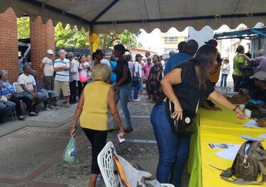 Opositores venezolanos eligen candidatos a gobernadores