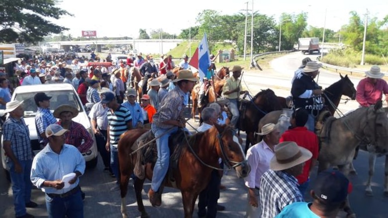 Carles llega a Divisa; productores cierran la vía