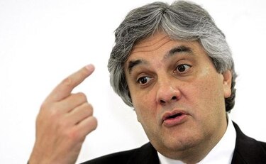 El arresto del jefe oficialista en el Senado enreda la crisis en Brasil