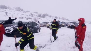 España moviliza a soldados para rescatar a conductores atrapados por la nieve