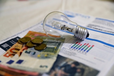 Bruselas impulsa contratos eléctricos fijos a largo plazo