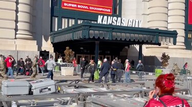 Un tiroteo con un muerto y más de 20 heridos, siembra el caos en la celebración del Super Bowl en Kansas City