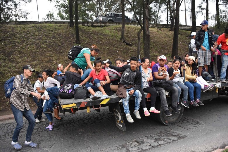 Caravana de hondureños se dirige a la frontera con México