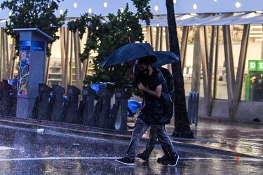Tormenta Eta amenaza con convertirse en huracán y golpea Florida