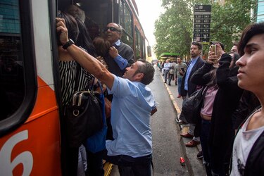 Santiago de Chile, en caos tras protestas por aumento de tarifa del Metro