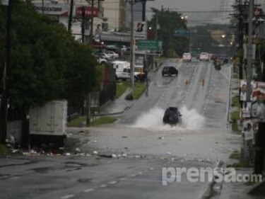 Calles anegadas causan desvío de vehículos en Curundú