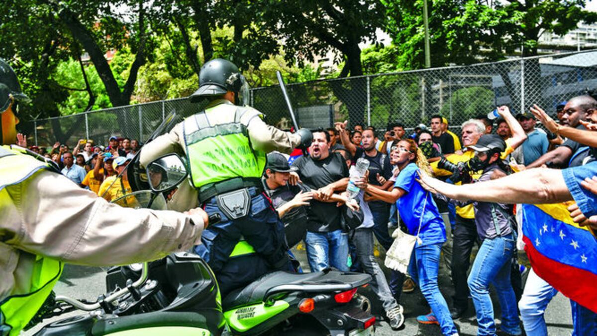 Opositores al gobierno de Nicolás Maduro intentaron marchar hacia la sede del CNE, pero la Policía Nacional Bolivariana se los impidió.