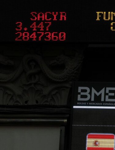 Bolsa de España cae ligeramente en apertura presionada por banca