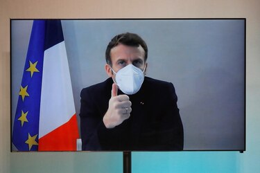 Macron se encuentra “estable” y sigue trabajando en aislamiento
