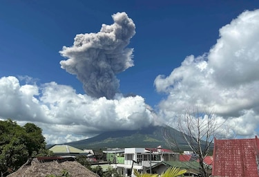 Filipinas evacúa a más de 1,100 familias tras erupción del volcán Mayón