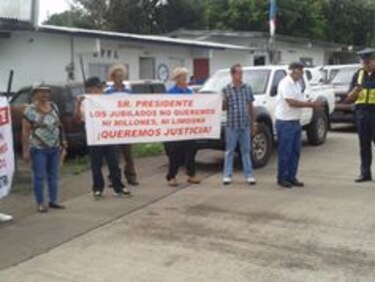 Jubilados y pensionados protestan en Divisa, exigen pagos del décimo tercer mes